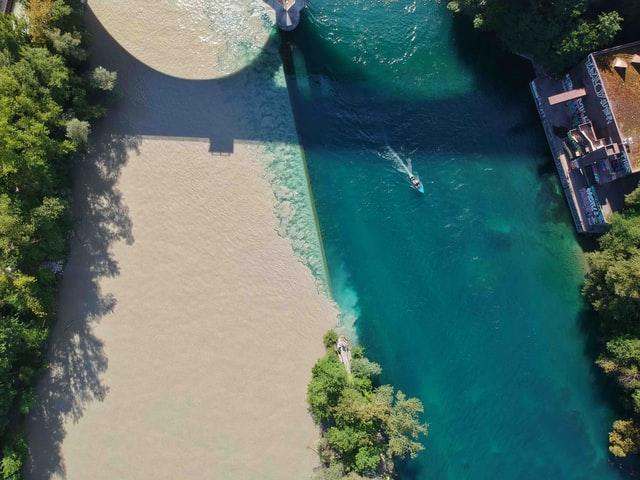 rivière avec plage et bateau